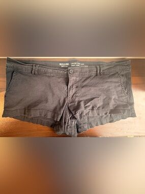 Mossimo black low rise short shorts women’s size 18
